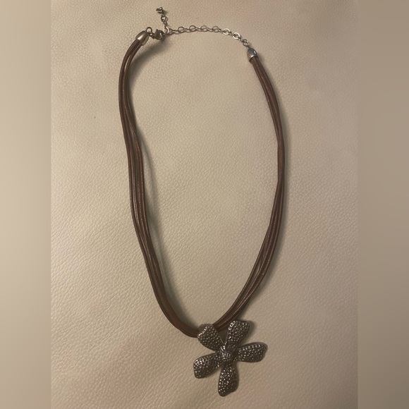 EUC Silpada 925 Sterling Silver Daisy Flower Necklace brown leather cord 16 in - Picture 5 of 5